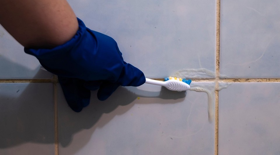 Dette simple trick med tandpasta kan rense flisefuger effektivt uden kemiske rengøringsmidler