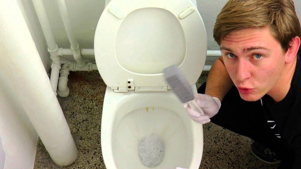 Den enkle måde at holde toilettet rent i længere tidSe hvordan en simpel og billig hjemmeløsning kan gøre din badeværelsesrengøring mere effektiv